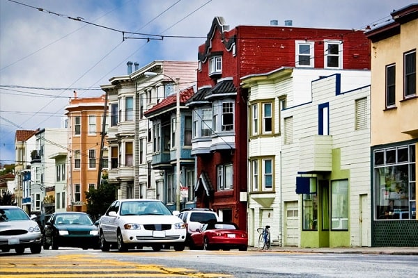 بررسی معایب و مزایای خرید خانه در خیابان اصلی